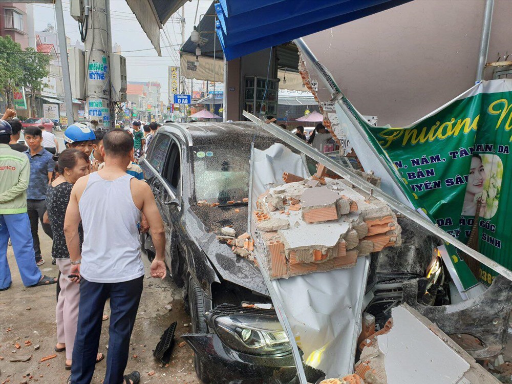 Một xe lao vào tiệm thuốc tây, rất may vụ tai nạn không gây thương vong về người.