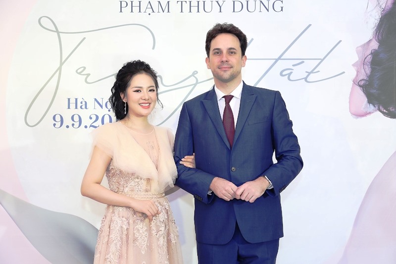 Ca sĩ Phạm Thùy Dung và nhạc trưởng Dàn nhạc Giao hưởng Mặt Trời Olivier Ochanine