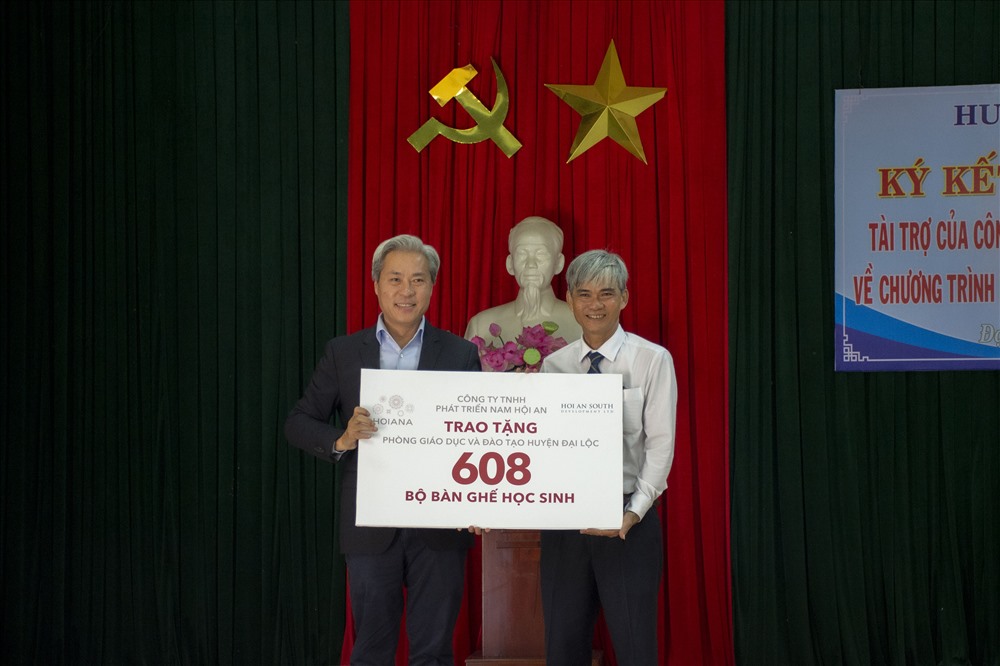 Ông Don Lam - Chủ tịch HASD trao tặng 608 bộ bàn ghế học sinh