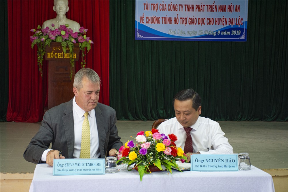 Ông Steve Wolstenholme - Group COO HASD và Ông Nguyên Hảo - Phó bí thư Thường trực huyện ủy Đại Lộc cùng ký biên bản ghi nhớ
