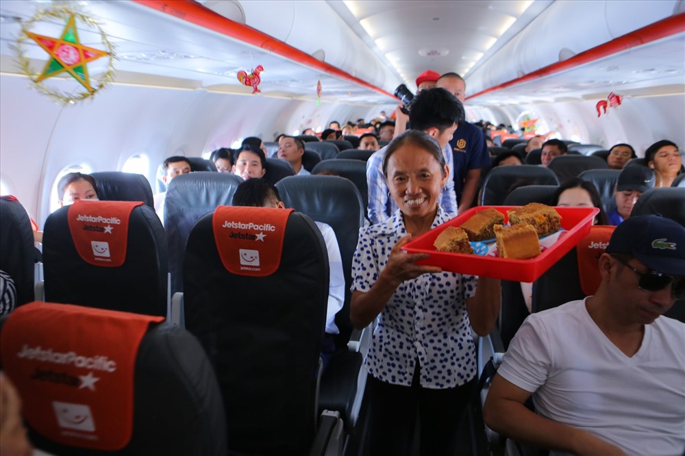 Bà Tân cắt bánh mời hành khách trên máy bay. Ảnh: Jetstar