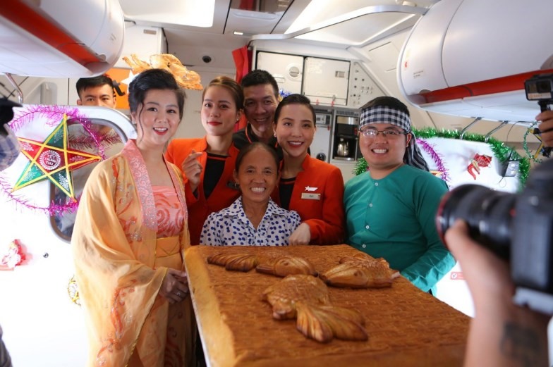 Bà Tân còn mang theo một chiếc bánh trung thu “siêu to, khổng lồ” - đặc sản trong các video trên youtube của bà. Ảnh: Jetstar