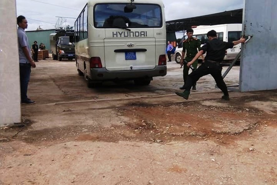 Đầu tháng 9.2019, Công an đột kích khám xét, thu giữ nhiều tấn hóa chất, tiền chất ma túy của nhóm người đội lốt doanh nghiệp Hồng Kông trong một xưởng sản xuất ở huyện Đắk Hà, tỉnh Kon Tum