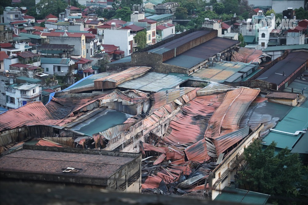 Khung cảnh hoang tàn tại khu vực nhà kho của Công ty Rạng Đông sau vụ cháy ngày 28.8 vừa qua. Ảnh: Tô Thế