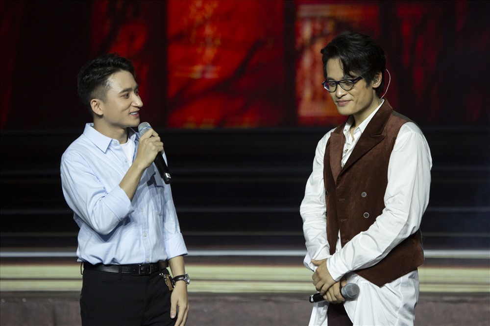 Nam ca sĩ giới thiệu hàng loạt ca khúc của Phan Mạnh Quỳnh.