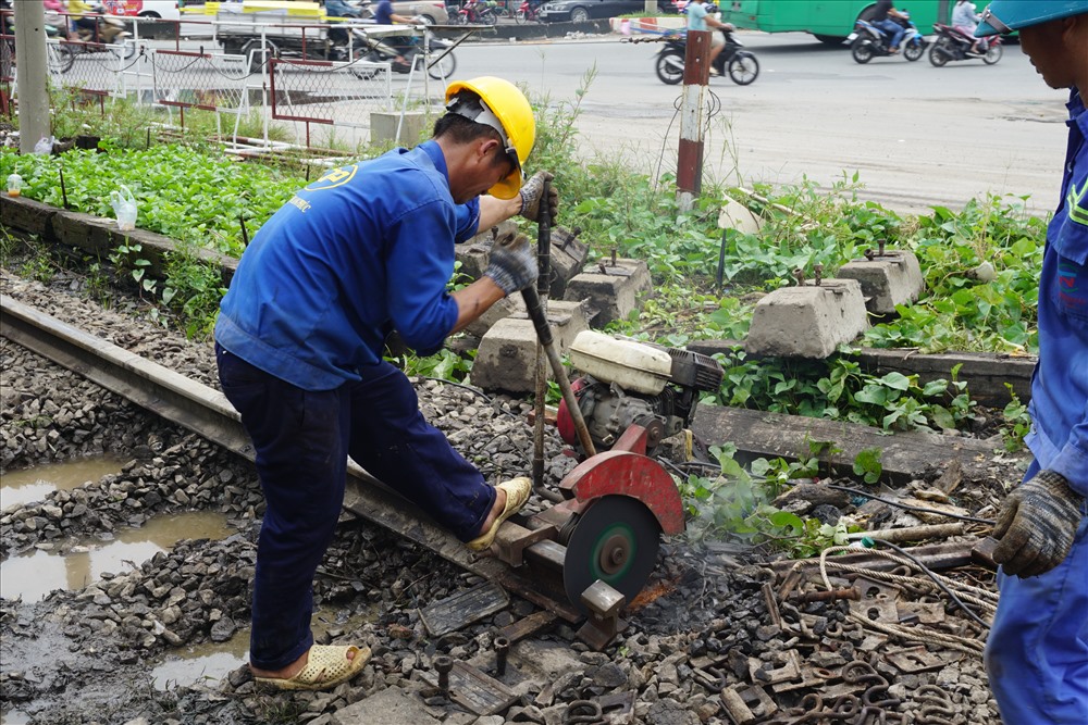 Do đường ray qua cầu Bình Lợi cũ đã tháo dỡ, công nhân phải khẩn trương nối đường ray cũ qua đường ray mới tại cầu Bình Lợi mới. Nếu việc này chậm trễ, các đoàn tàu sẽ không thể về ga Sài Gòn và ngược lại khiến đường sắt thống nhất bị ách tắc.