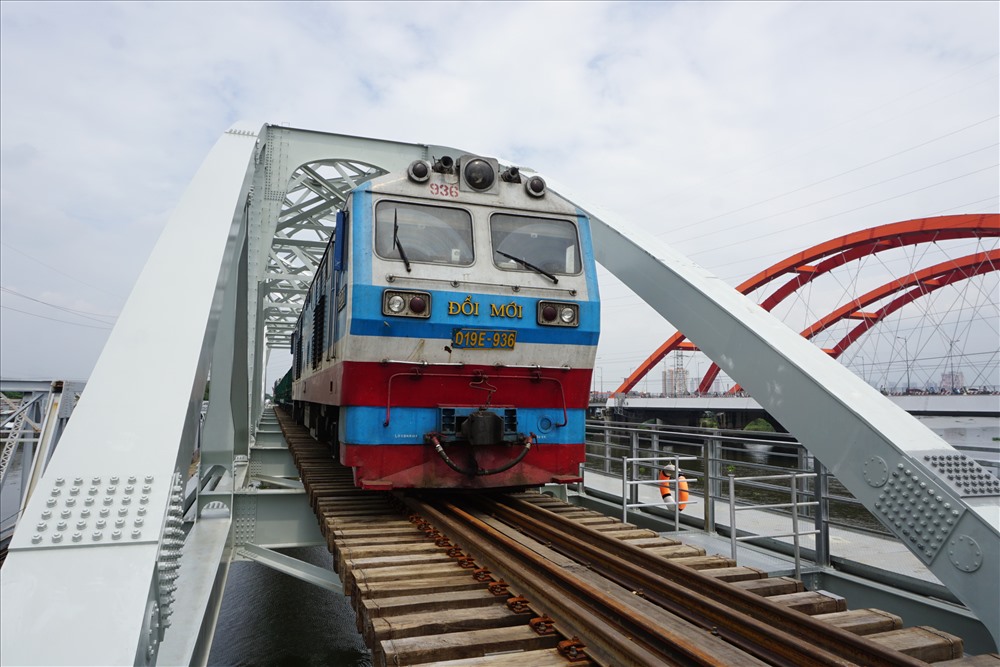 Đây là đoàn tàu chạy để thử cầu đường sắt Bình Lợi mới, sau khi an toàn sẽ cho tàu chạy chính thức.