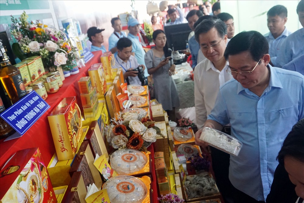 Phó thủ tướng Chính phủ Vương Đình Huệ tham quan các gian hàng sản phẩm trưng bày tại hội nghị (ảnh Nhật Hồ)