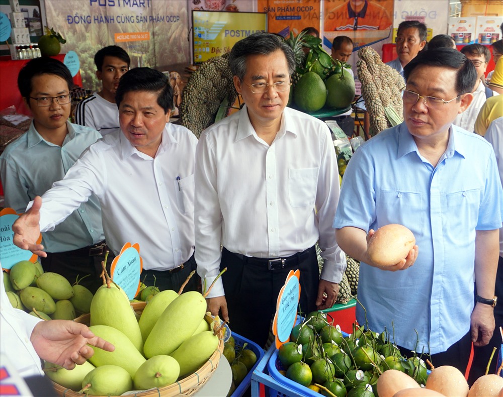Phó thủ tướng Chính phủ Vương Đình Huệ tham quan gian hàng trưng bày sản phẩm của nông dân tại hội nghị (ảnh Nhật Hồ)