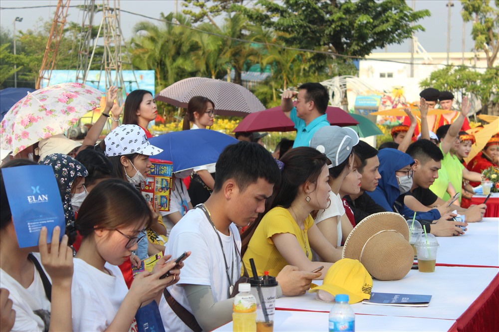 Bên cạnh đó, nhằm tạo sân chơi trí tuệ, nâng cao kiến thức pháp luật cho người lao động, Cung văn hoá LĐHN Việt Tiệp phối hợp với Công đoàn Khu Kinh tế tổ chức Gameshow “Chúng tôi là công nhân“.