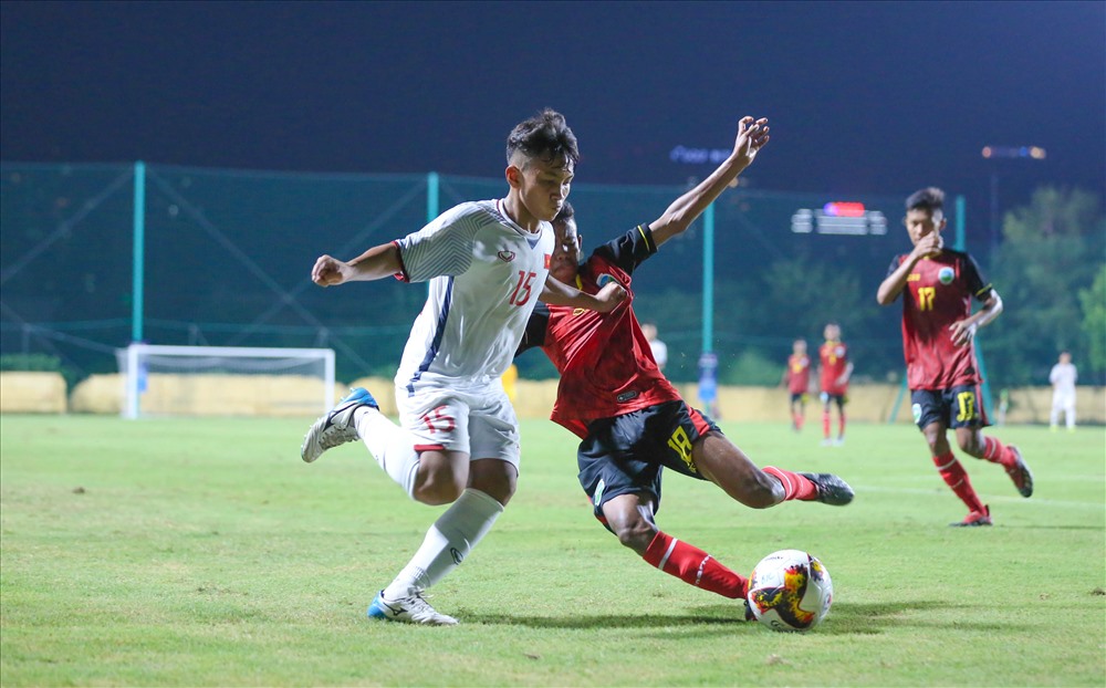 U16 Việt Nam chơi tấn công áp đảo, thường xuyên có những pha khoét biên rồi căng bóng ngược lại khiến hàng thủ đối phương bất ngờ. (Ảnh: Hoài Thu)