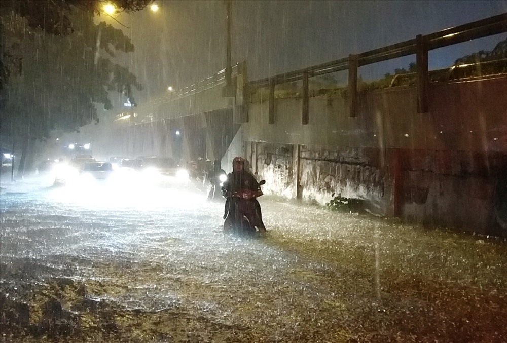 Đường Nguyễn Hữu Cảnh (Q.Bình Thạnh) đoạn dưới chân cầu vượt Nguyễn Hữu Cảnh ngập hơn nửa bánh xe máy chỉ sau 15 phút mưa lớn.