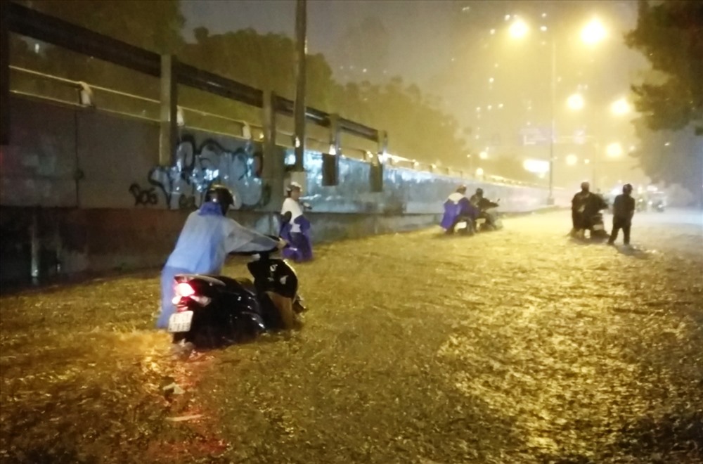 Cơn mưa lớn vào lúc chiều tối cuối tuần nên nhiều xe máy gặp khó khăn trong việc tìm nơi sửa xe máy để có thể đi tiếp.