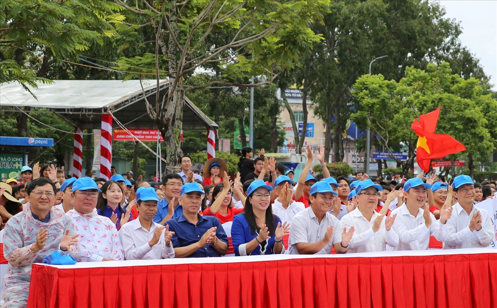 Lãnh đạo địa phương đến cổ vũ cho Nguyễn Bá Vinh ở đầu cầu truyền hình trực tiếp. Ảnh: Hưng Thơ.