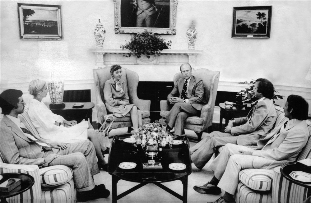 Tổng thống Ford gặp gỡ và xin lỗi gia đình Olson tại Nhà trắng.