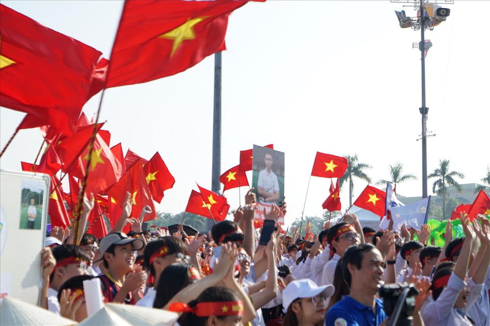 Các cổ động viên trường Phan với màu cờ sắc áo riêng biệt và các khẩu hiệu có nội dung cổ vũ cho thí sinh Trần Thế Trung.