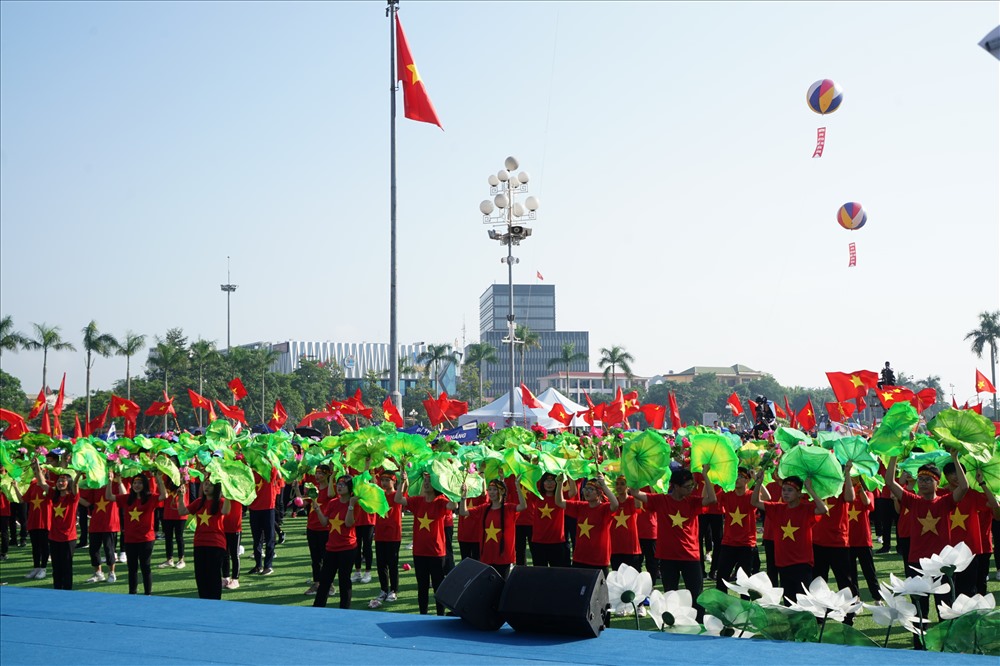 Bất chấp nắng nóng, quảng trường Hồ Chí Minh đông nghịt cổ động viên