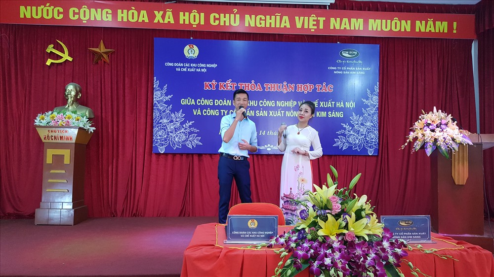 Một tiết mục văn nghệ tại lễ ký do đoàn viên công đoàn, CNLĐ các KCN-CX Hà Nội biểu diễn. Ảnh: H.A