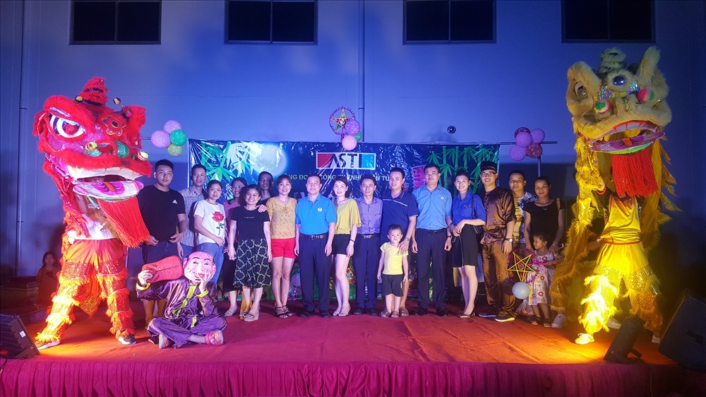 Lãnh đạo Công đoàn các KCN-CX Hà Nội và CĐCS Cty ASTI chụp ảnh lưu niệm với gia đình CNLĐ dự hội. Ảnh: G.M