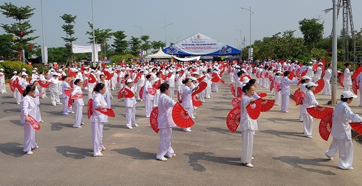 Hàng trăm người cao tuổi thực hiện màn múa dưỡng sinh trong khuôn khổ chương trình “Ngày hội công nhân - Phiên chợ nghĩa tình 2019“.