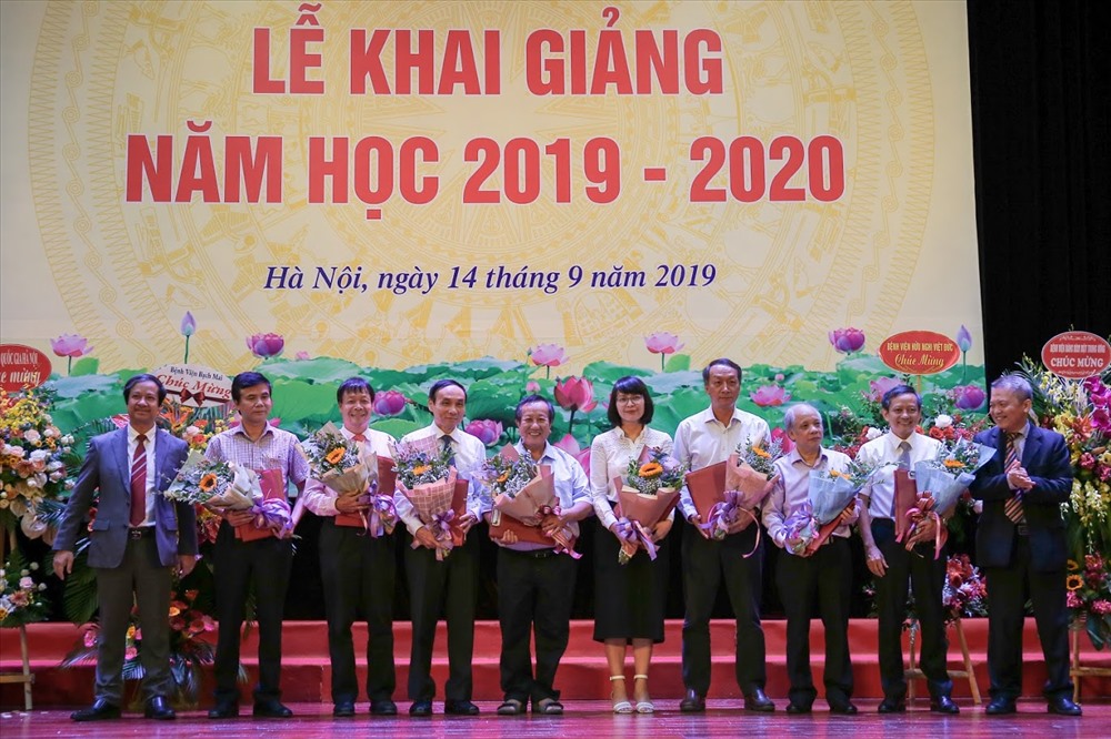 Giám đốc Đại học Quốc gia Hà Nội tặng hoa chúc mừng các chủ nhiệm bộ môn mới. Ảnh: T.X