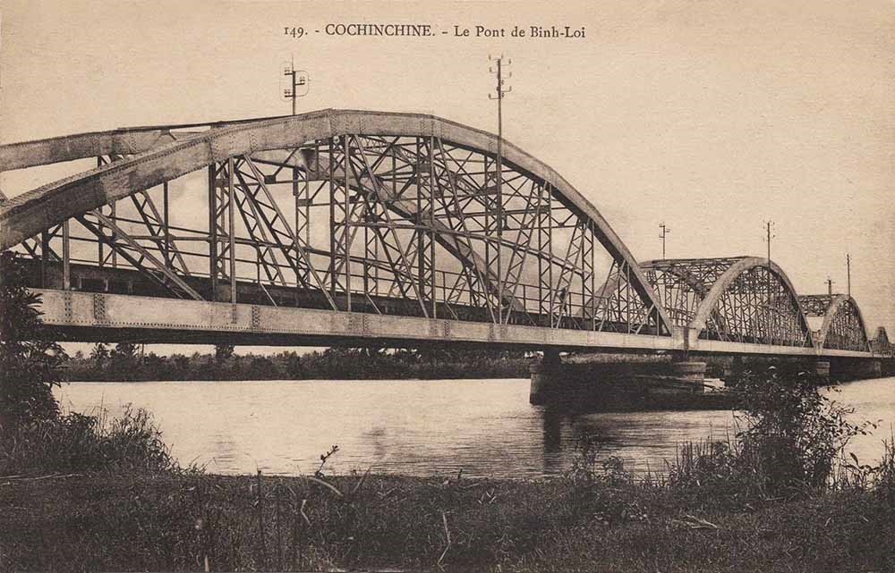 Cầu đường sắt Bình Lợi là cây cầu đầu tiên bắc qua sông Sài Gòn. Cầu Bình Lợi được hãng thầu Levalllois Perret (Pháp) thi công xây dựng xây dựng từ năm 1900 và đưa vào sử dụng năm 1902. Cầu dài 276m gồm 6 nhịp.