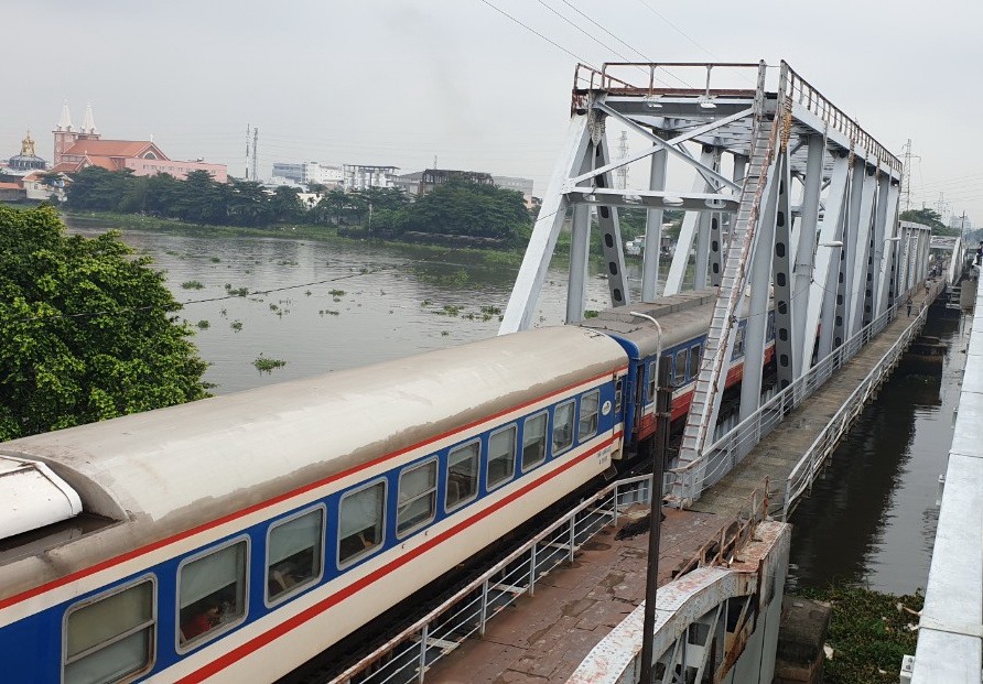 Sáng ngày 14.9, chuyến tàu chở khách cuối cùng xuất phát từ ga Sài Gòn băng qua cầu sắt Bình Lợi cũ sau hơn 117 năm khai thác. Cầu đường sắt Bình Lợi mới sẽ bắt đầu hành trình “gánh” những đoàn tàu lửa bắc - nam xuôi ngược.