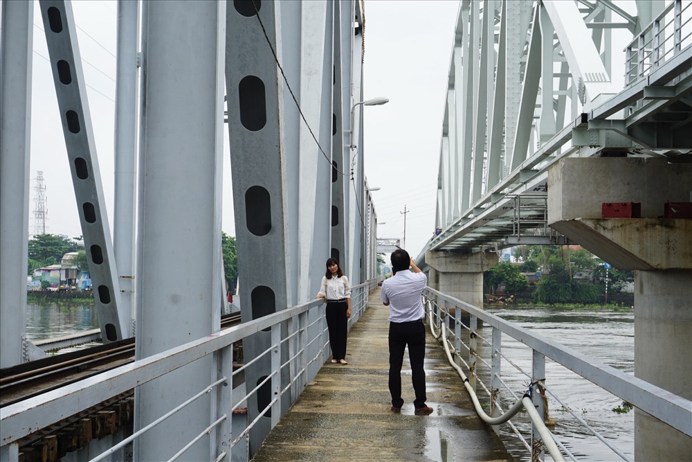 Nhiều người tranh thủ ra chụp ảnh kỷ niệm trên cây cầu trước khi bị tháo dỡ.