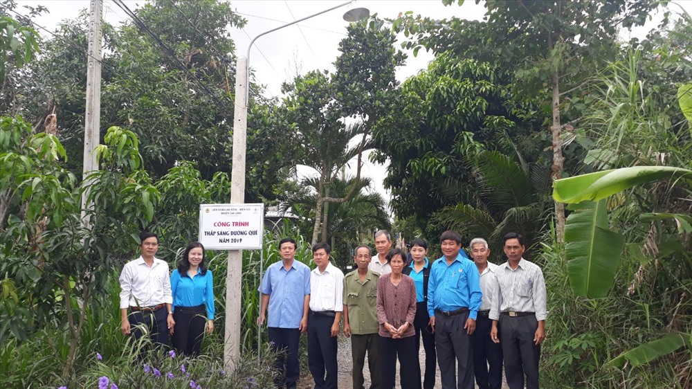 Đồng chí Bùi Tấn Phước - PCT. UBND huyện Cao Lãnh gắn biển công trình thắp sáng đường quê