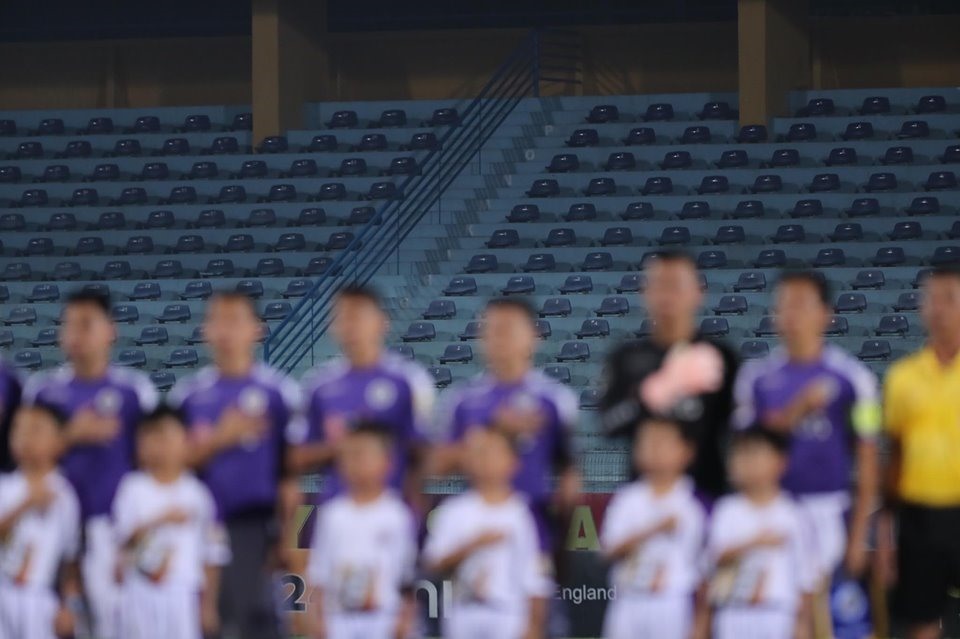 Ở cuộc đối đầu với Viettel ở vòng 23 V.League, các cầu thủ Hà Nội đã không thể nhận sự tiếp  lửa từ những cổ động viên “ruột“. Khu vực khán đà B không có 1 bóng người.