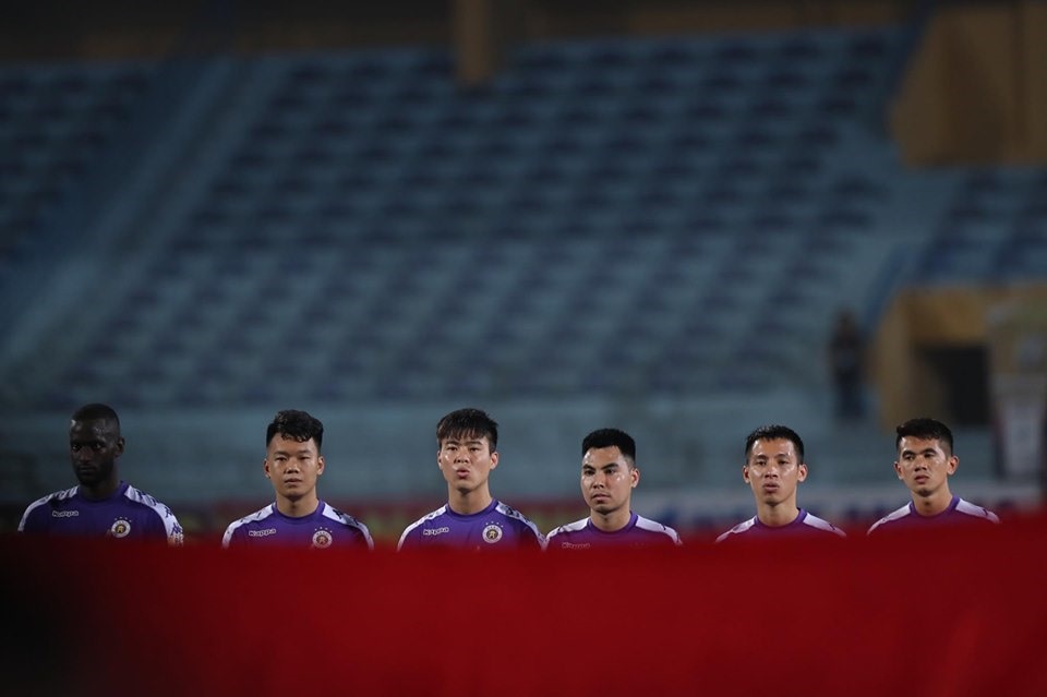 Sau sự cố pháo sáng ở trận đấu bù vòng 22 V.League 2019, Hà Nội bị phạt thi đấu 2 trận trên sân nhà không có khán giả.