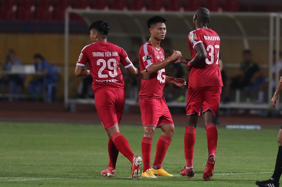 Kế thúc hiệp 1, Viettel đã vươn lên dẫn Hà Nội với tỉ số 2-0 và đang có lợi thế giành 3 điểm.