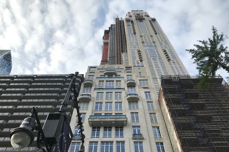 Tháng 1.2019, tỉ phú Griffin mua một căn penthouse với giá 238 triệu USD tại tòa nhà 220 Central Park South, thành phố New York. Việc mua căn nhà đắt nhất nước Mỹ khiến tỉ phú nhận được rất nhiều sự chú ý. Ảnh: wsj