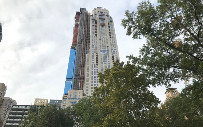 Căn hộ rộng hơn 2.200 m2, chiếm 4 tầng trên đỉnh tòa tháp 79 tầng có giá mua thô hơn 238 triệu USD, chưa tính chi phí cải tạo. Dự án đang trong quá trình xây dựng ở khu “tỉ phú” của Manhattan, với tầm nhìn ấn tượng ra Công viên Trung tâm, một trong những danh thắng nổi tiếng nhất nước Mỹ. Căn penthouse này đã nổi tiếng trong giới bất động sản, nhưng người mua lại nó cũng không kém cạnh. Ảnh: WSJ.