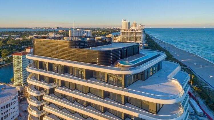 Kỷ lục địa ốc tiếp theo của vị tỉ phú nằm tại thành phố Miami Beach, bang Florida. Năm 2015, ông bỏ ra 60 triệu USD để mua một căn penthouse và một căn hộ tại tòa nhà chung cư Faena House. Ảnh: Bizjournals