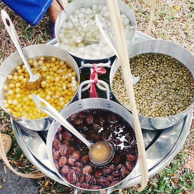 Có rất nhiều quán chè nổi tiếng ở Huế.