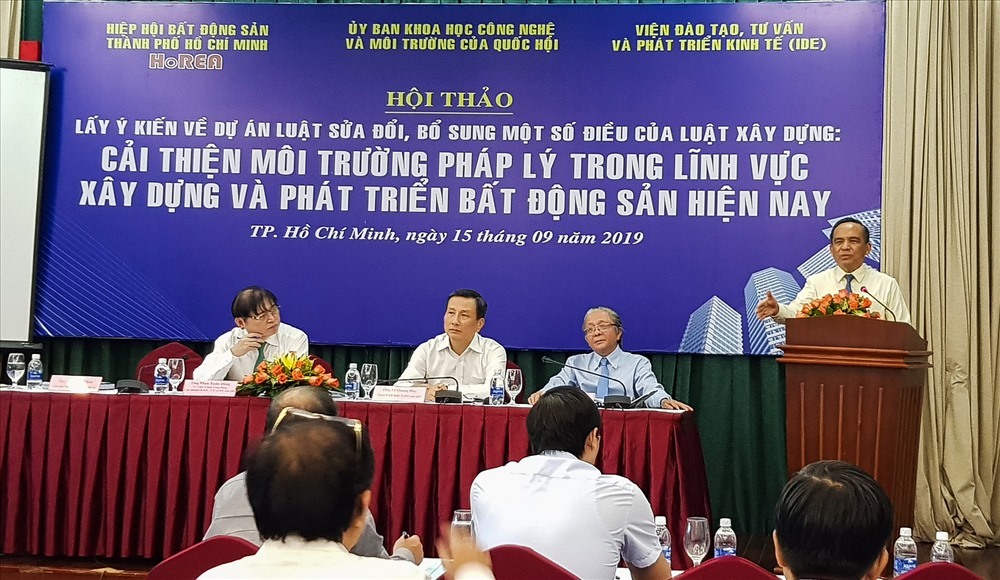 Tại hội thảo, ông Lê Hoàng Châu - chủ tịch Hiệp hội Bất động sản TPHCM (HoREA) chỉ ra nhiều điểm bất cập trong luật hiện hành.  Tại hội thảo, ông Lê Hoàng Châu - chủ tịch Hiệp hội Bất động sản TPHCM (HoREA) chỉ ra nhiều điểm bất cập trong luật hiện hành.