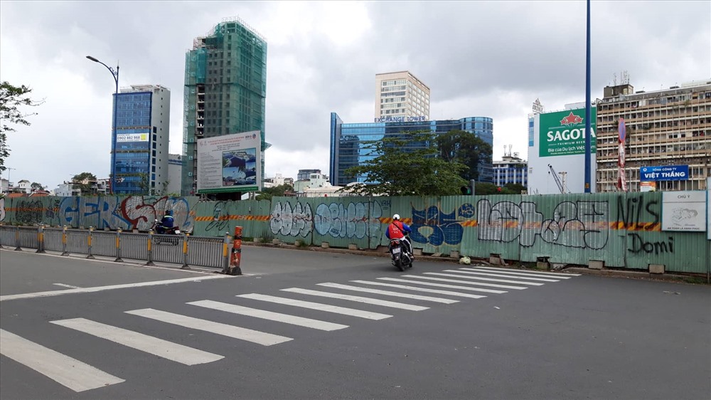 Những con chữ không rõ ràng, màu sắc hỗn tạp đã tạo nên những “mật mã” kỳ quái trên các tuyến đường ở TP. Hồ Chí Minh. Ảnh TK.