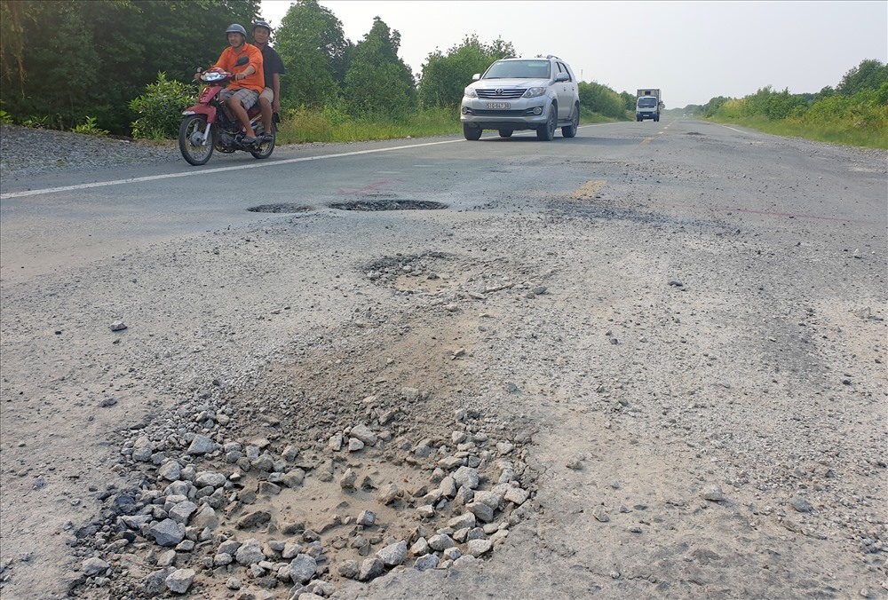 1 làn đường bị hỏng, nên các phương tiện phải lấn sang làn khác. Ảnh: HT.