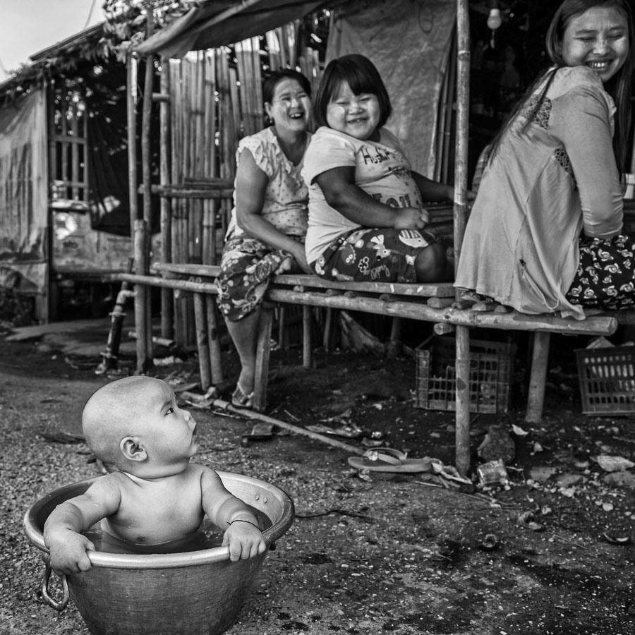 “Một thiên thần nhỏ” ảnh Việt Văn chụp tại Myanmar vào chung kết Urban Photo Awards (Italia). Myanmar cũng nổi tiếng có Festival ảnh Yangon.