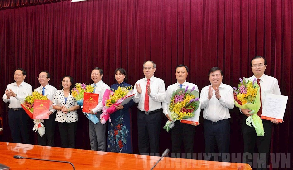 Lãnh đạo TP.Hồ Chí Minh chúc mừng 5 Thành ủy viên.  Ảnh: S.Hải