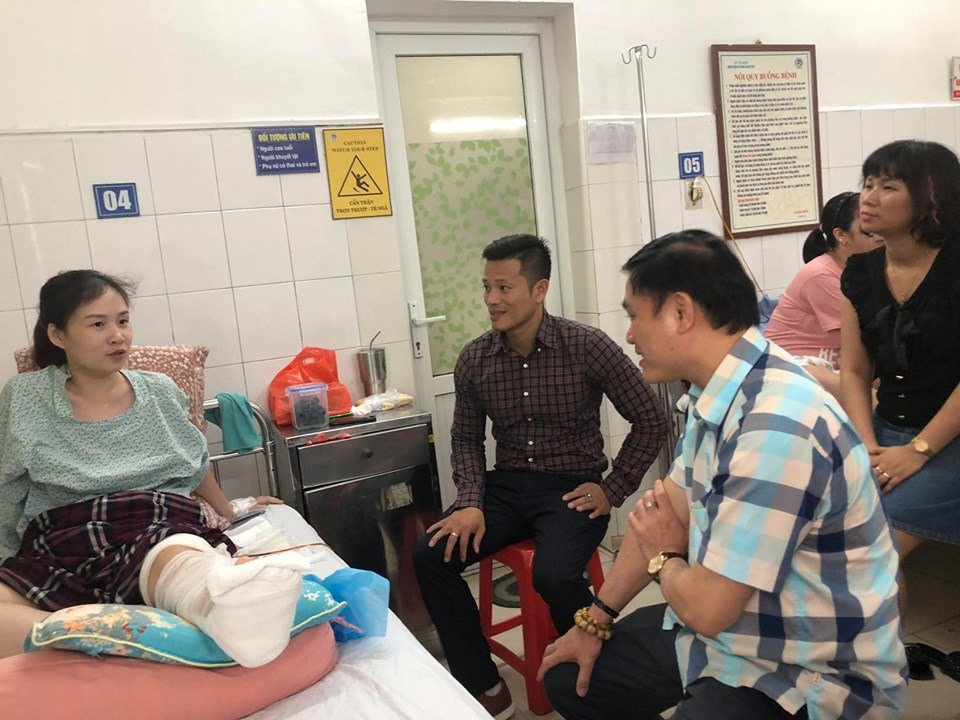Ông Trần Anh Tú thăm nữ CĐV chấn thương  ngày 16.9. Ảnh: VPF