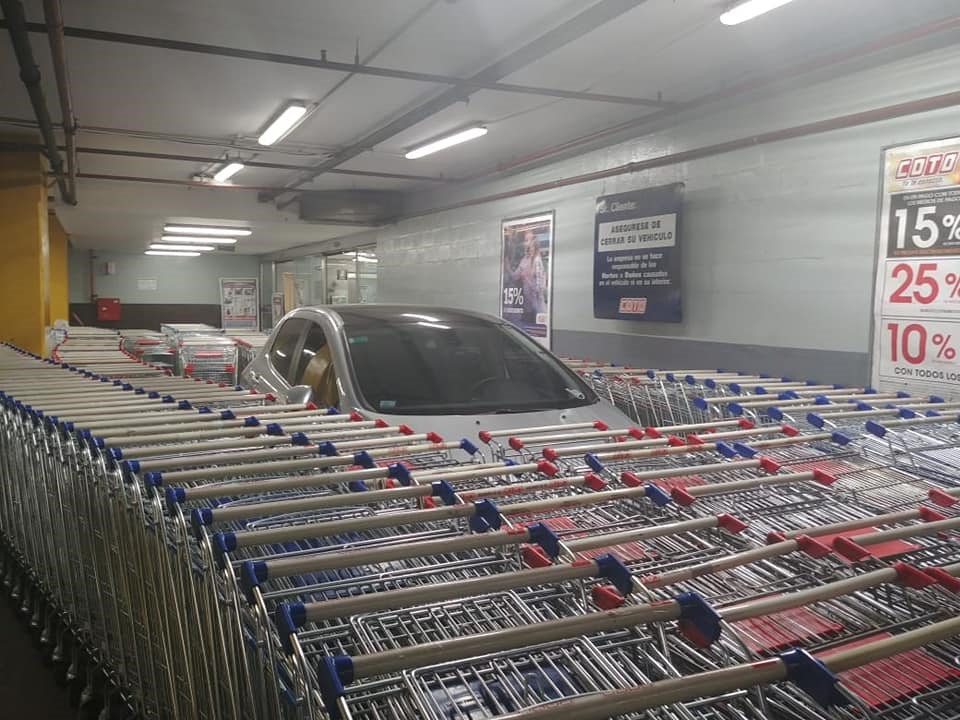 Các nhân viên siêu thị đã dạy cho tài xế chiếc xe trên một bài học về ý thức đỗ xe. Ảnh: Carscoops