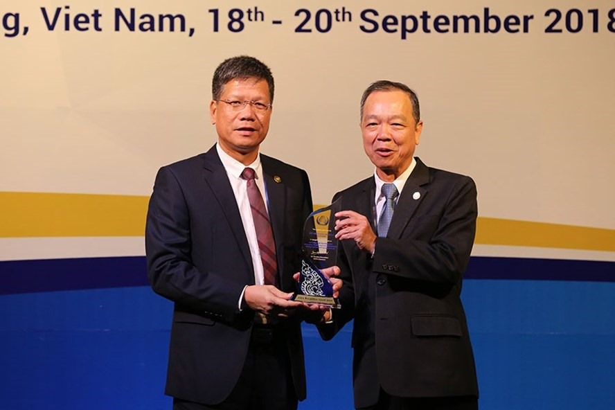 Đại hiện BHXH Việt Nam (bên trái) nhận giải thưởng của ASSA cho hạng mục Công nghệ thông tin. Ảnh: PV