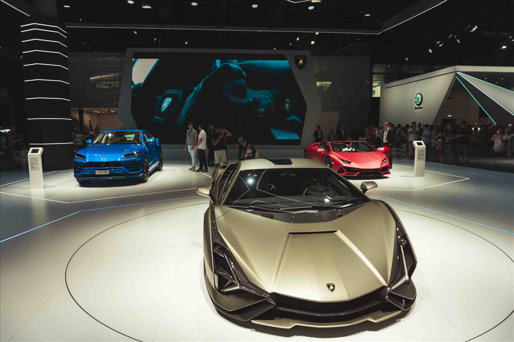 Để được vào gian trưng bày của hãng Lamborghini, bạn phải đặt lịch hẹn hoặc được hãng gửi giấy mời.