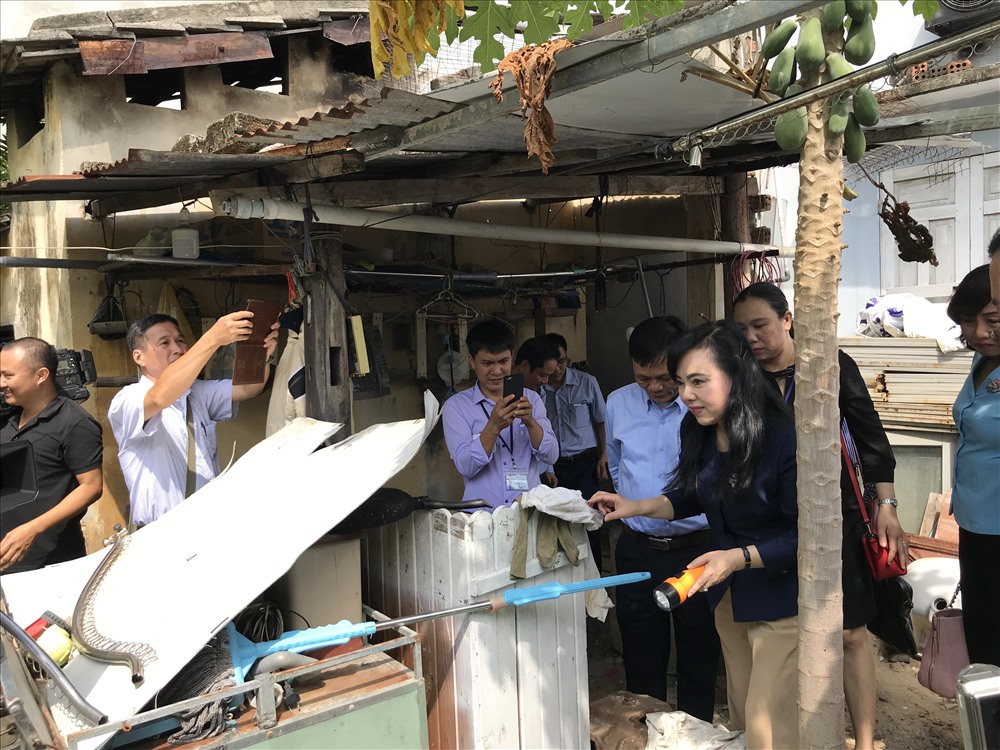Bộ trưởng Bộ Y tế Trần Thị Kim Tiến kiểm tra một ổ dịch ở Đà Nẵng. Ảnh: H.V.M