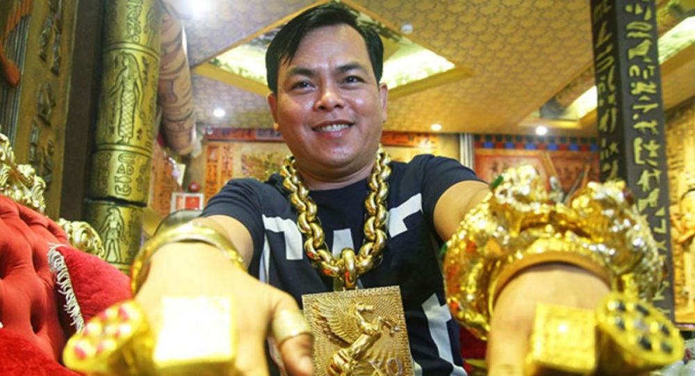 Phúc XO đeo rất nhiều vàng “giả” trên tay để quảng cáo cho quán karaoke của mình