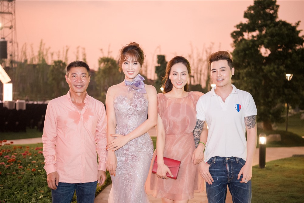 Á hậu Thuỵ Vân vui vẻ hội ngộ em họ - bạn gái của NSND Công Lý tại Hà Nội. Ảnh: NVCC.