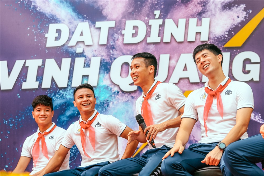 Các cầu thủ CLB bóng đá Hà Nội mang đến nhiều khích lệ tinh thần tới các em học sinh ở Hà Nội qua chương trình “Strong Vietnam“. Ảnh: T&T