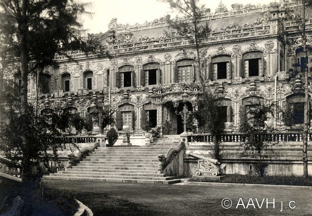 Mặt tiền Điện Kiến Trung, 1930. Công trình này ngày nay chỉ còn là phế tích đổ nát.